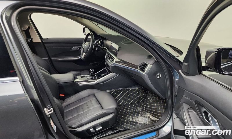 BMW 3-Series i320 Luxury
