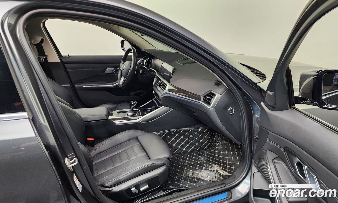 BMW 3-Series i320 Luxury