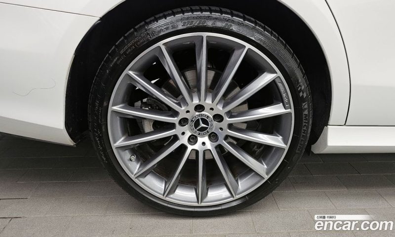 Mercedes Benz E-Class E350 4MATIC AMG Line