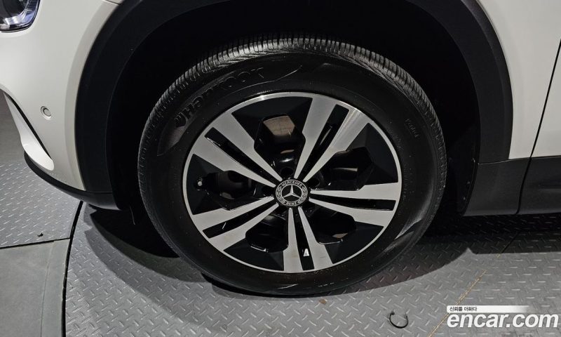Mercedes Benz GLB-Class GLB220