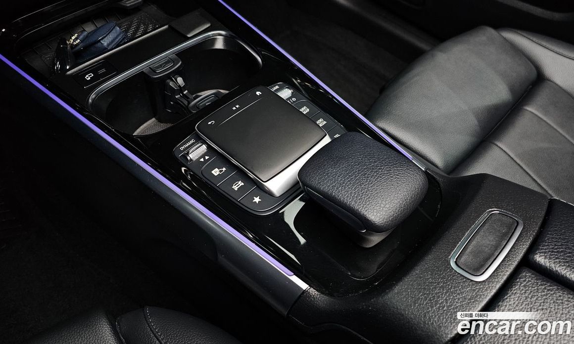 Mercedes Benz GLB-Class GLB220