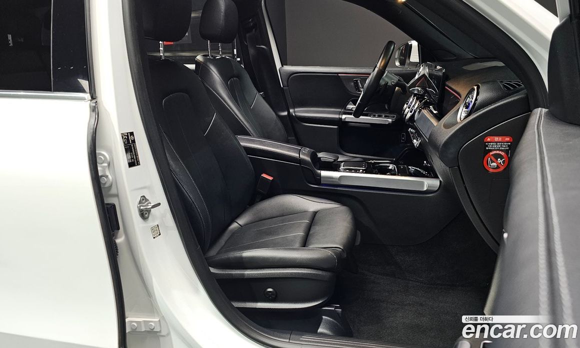 Mercedes Benz GLB-Class GLB220