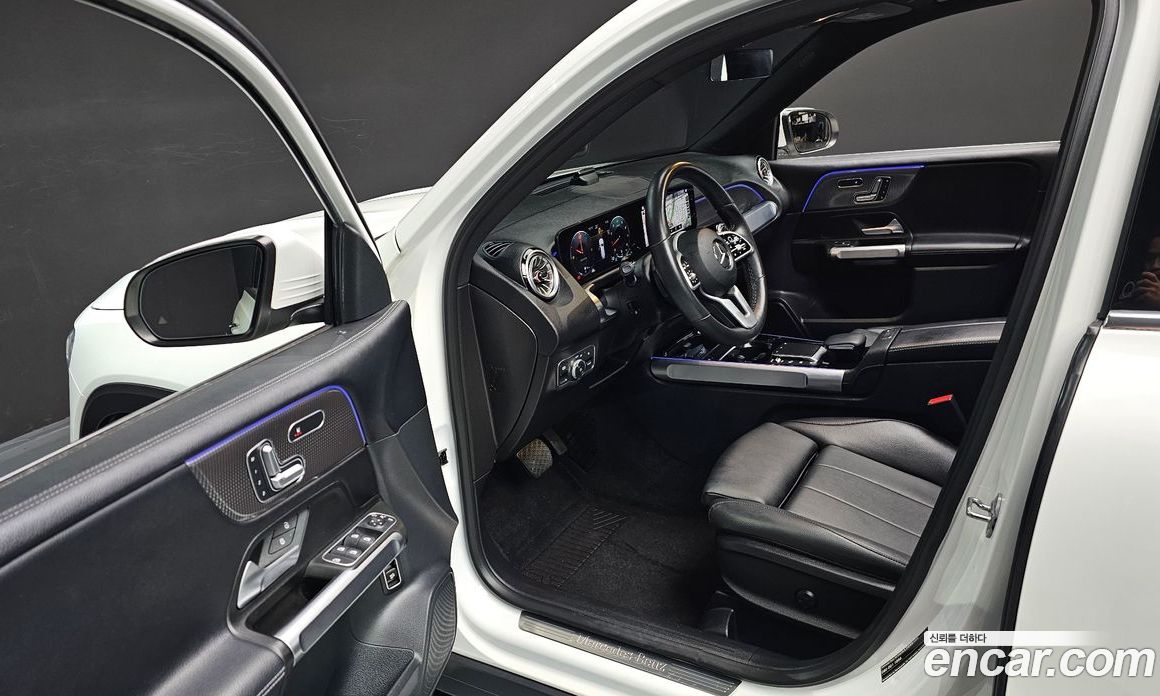 Mercedes Benz GLB-Class GLB220