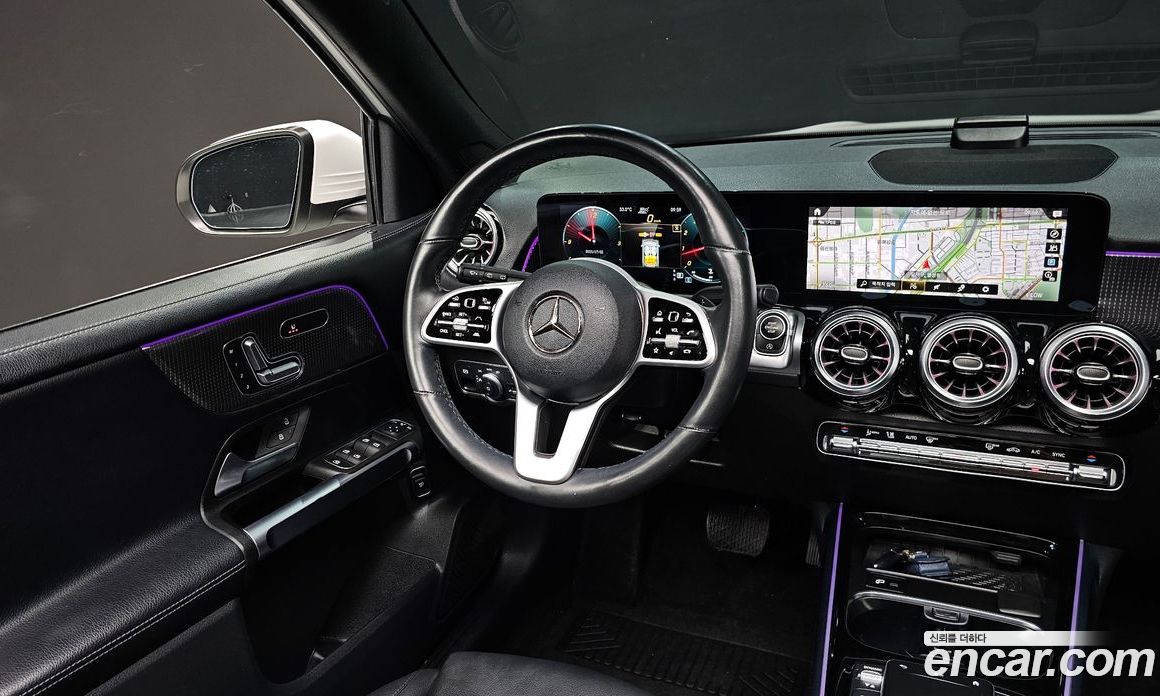 Mercedes Benz GLB-Class GLB220