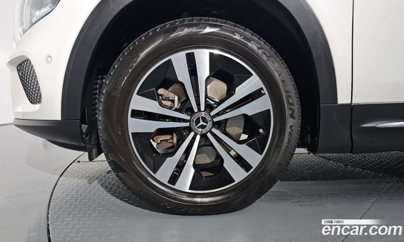 Mercedes Benz GLB-Class GLB220