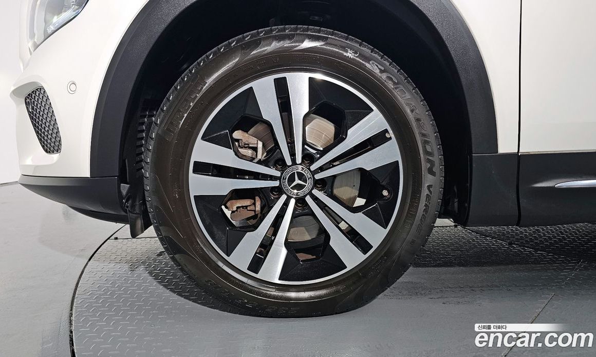 Mercedes Benz GLB-Class GLB220