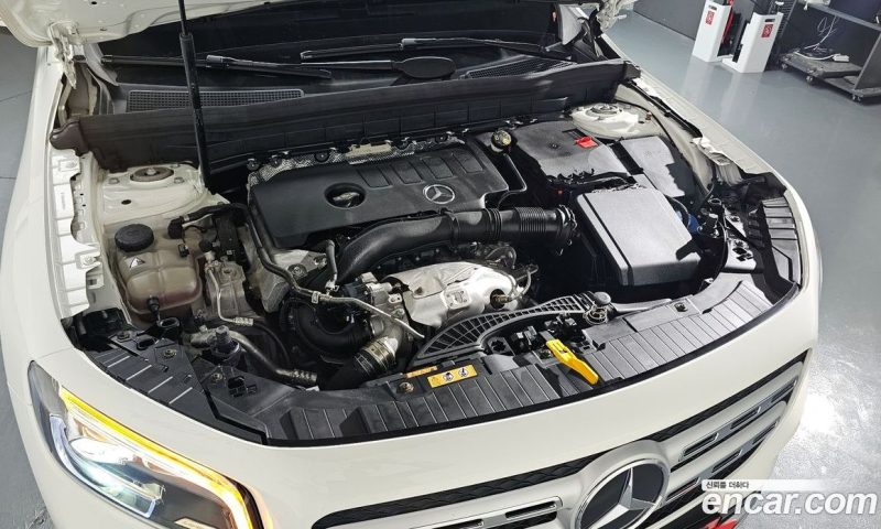 Mercedes Benz GLB-Class GLB220