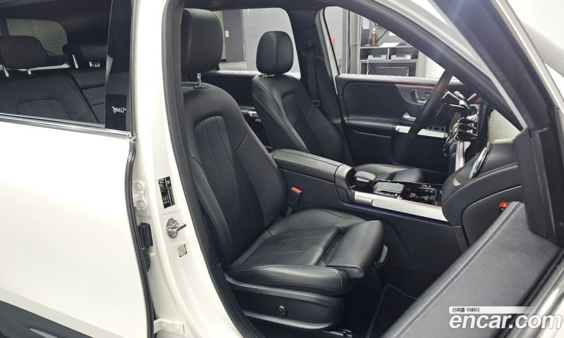 Mercedes Benz GLB-Class GLB220