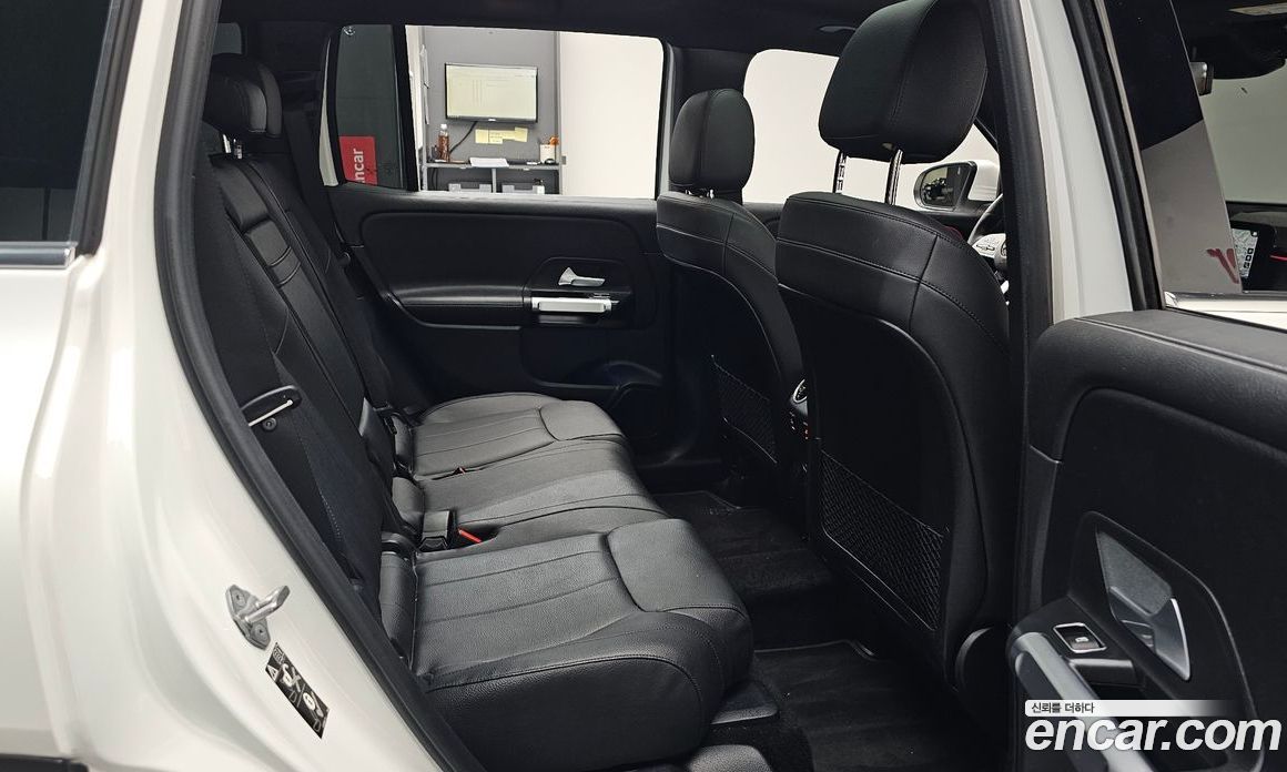 Mercedes Benz GLB-Class GLB220