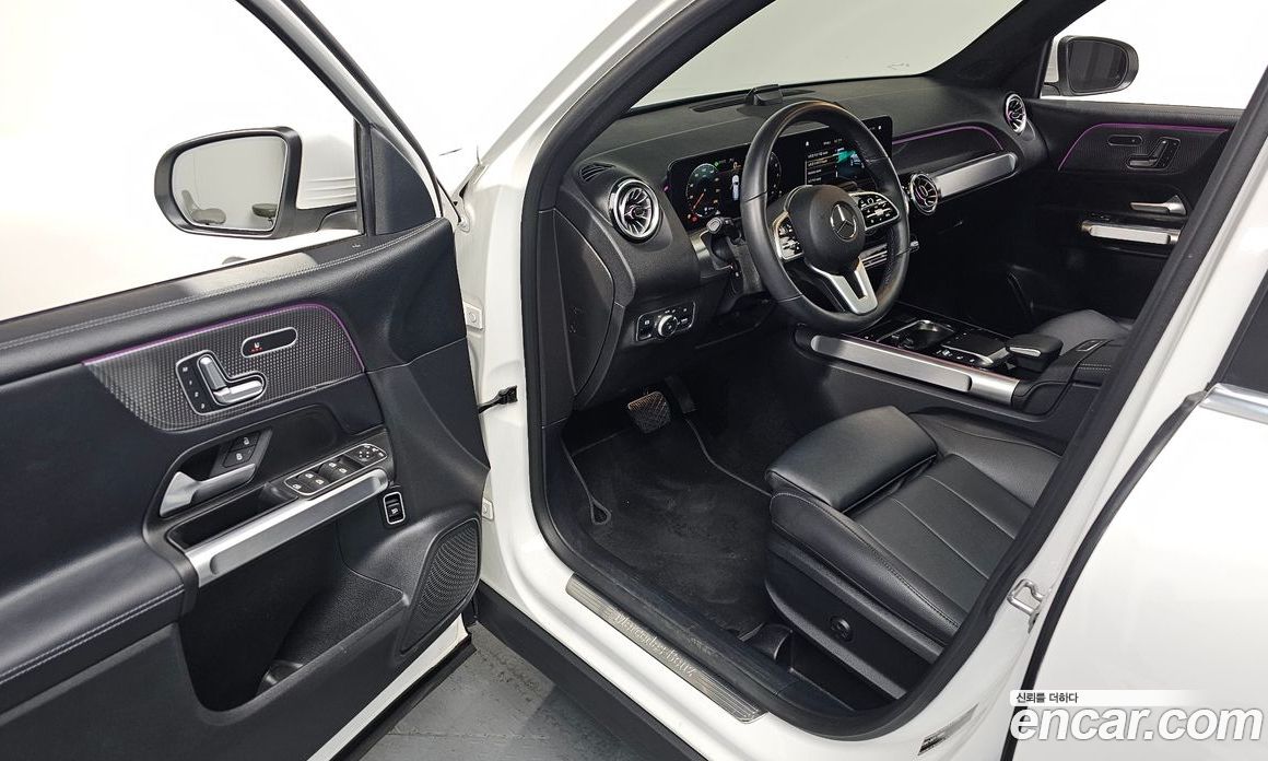 Mercedes Benz GLB-Class GLB220