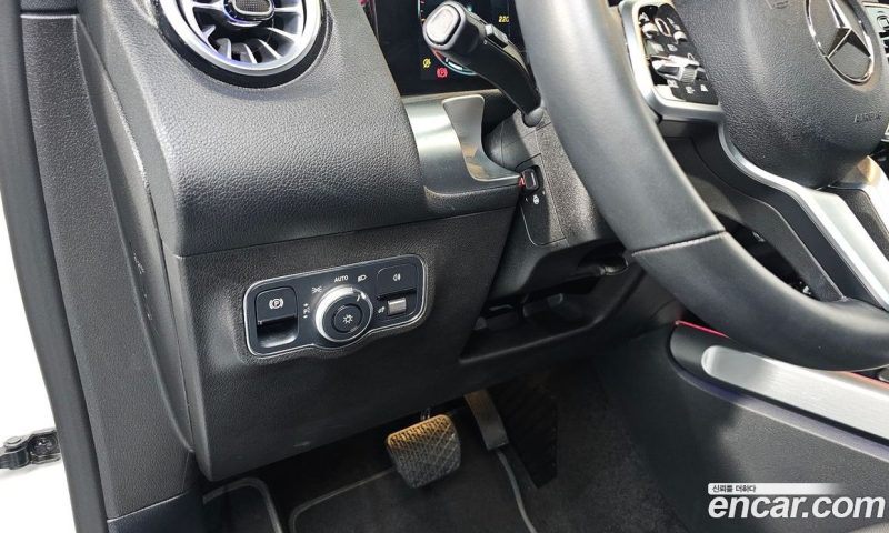 Mercedes Benz GLB-Class GLB220