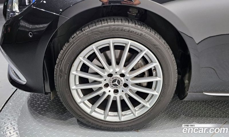 Mercedes Benz E-Class E220d 4MATIC Exclusive