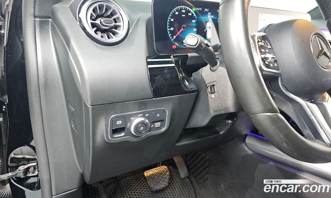 Mercedes Benz GLA-Class GLA220