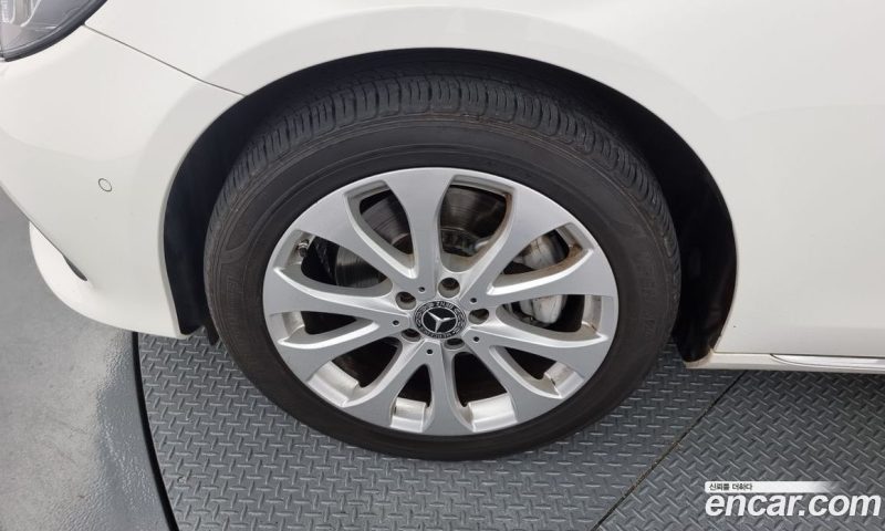 Mercedes Benz E-Class E220d 4MATIC Exclusive