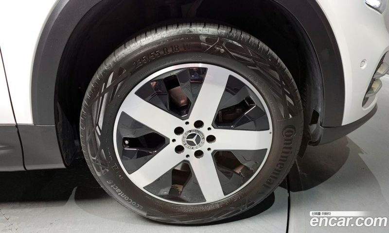 Mercedes Benz GLB-Class GLB220