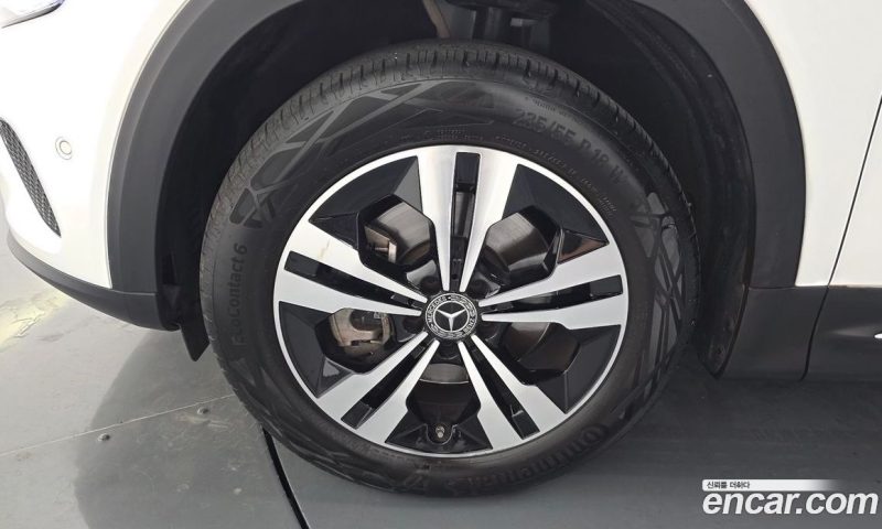 Mercedes Benz GLB-Class GLB220
