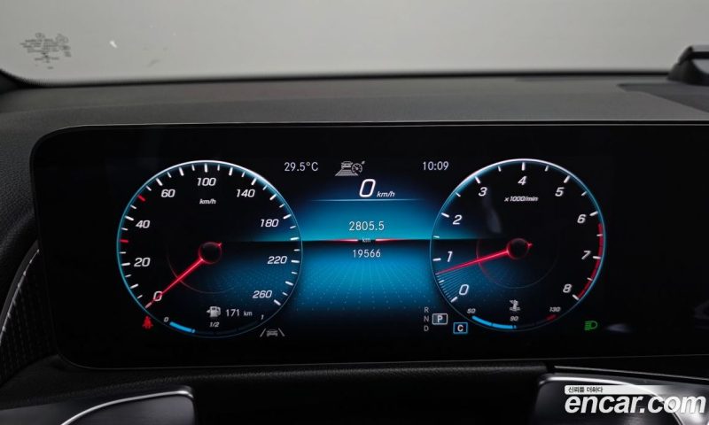 Mercedes Benz GLB-Class GLB220
