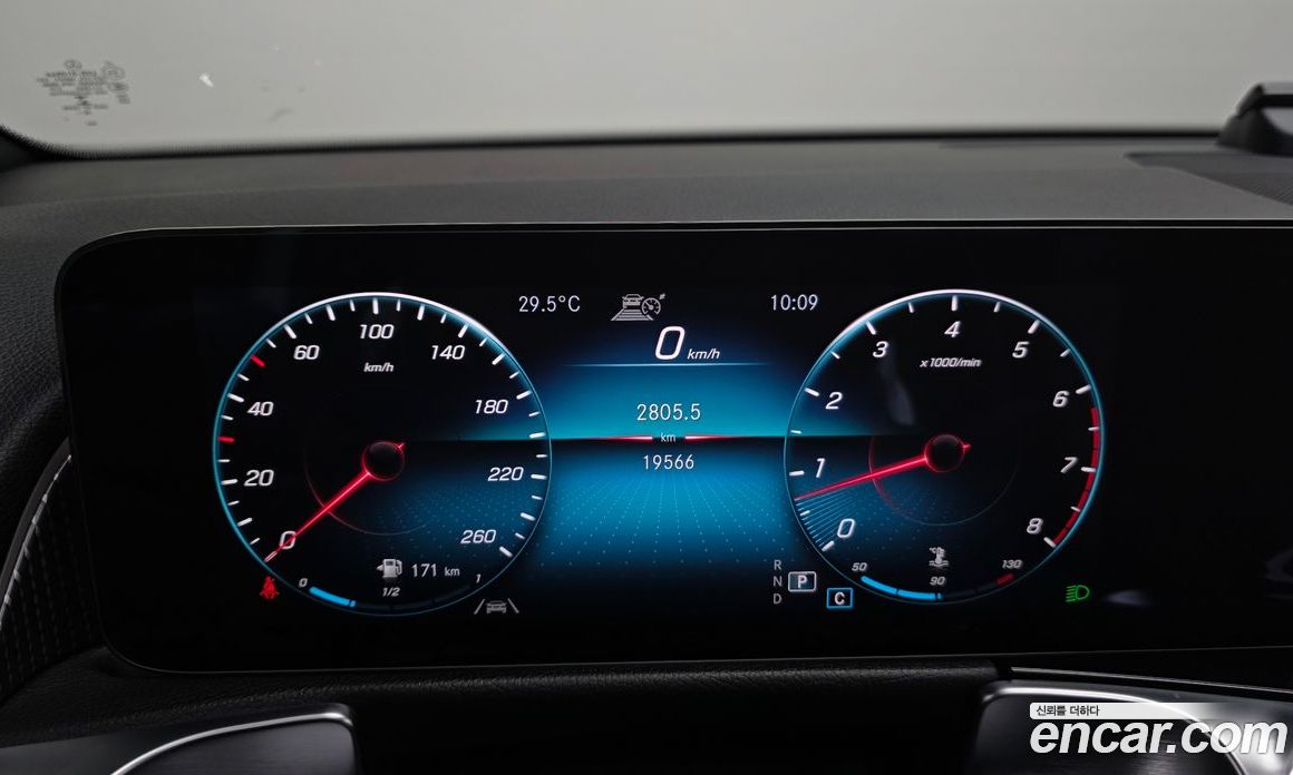 Mercedes Benz GLB-Class GLB220