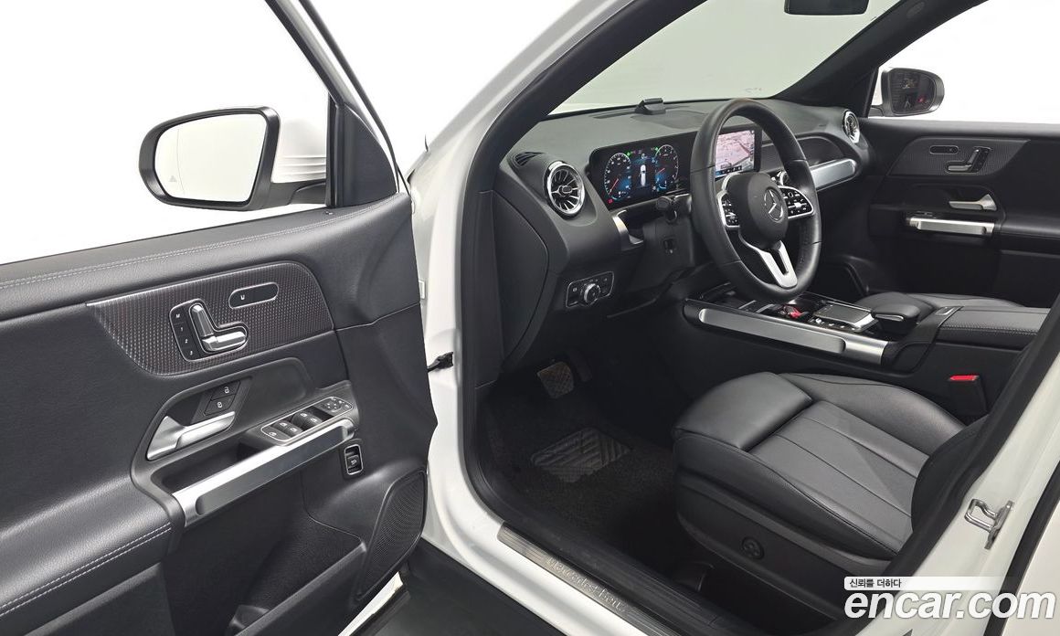 Mercedes Benz GLB-Class GLB220