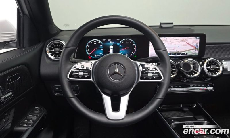 Mercedes Benz GLB-Class GLB220