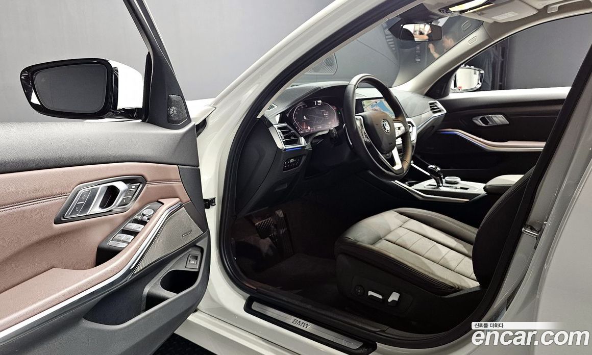 BMW 3-Series i320 Luxury