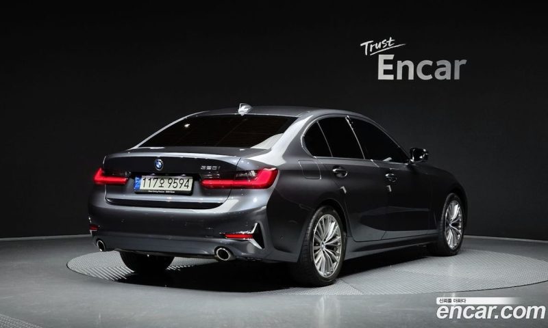 BMW 3-Series i320 Luxury