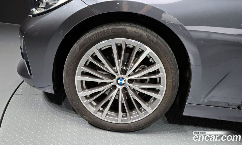 BMW 3-Series i320 Luxury