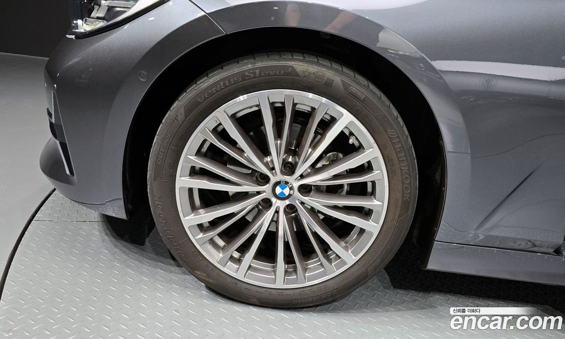 BMW 3-Series i320 Luxury