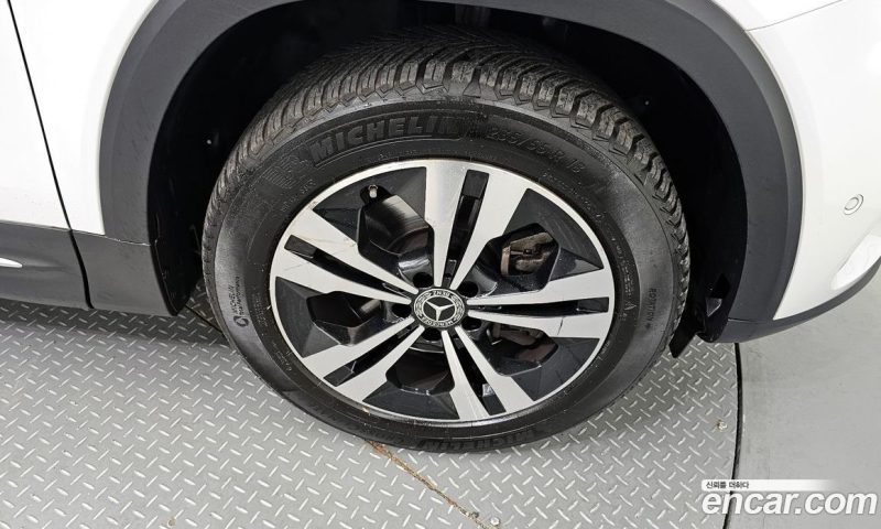 Mercedes Benz GLB-Class GLB220