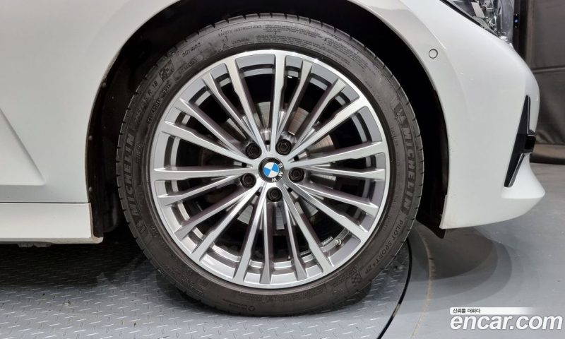 BMW 3-Series i320 Luxury