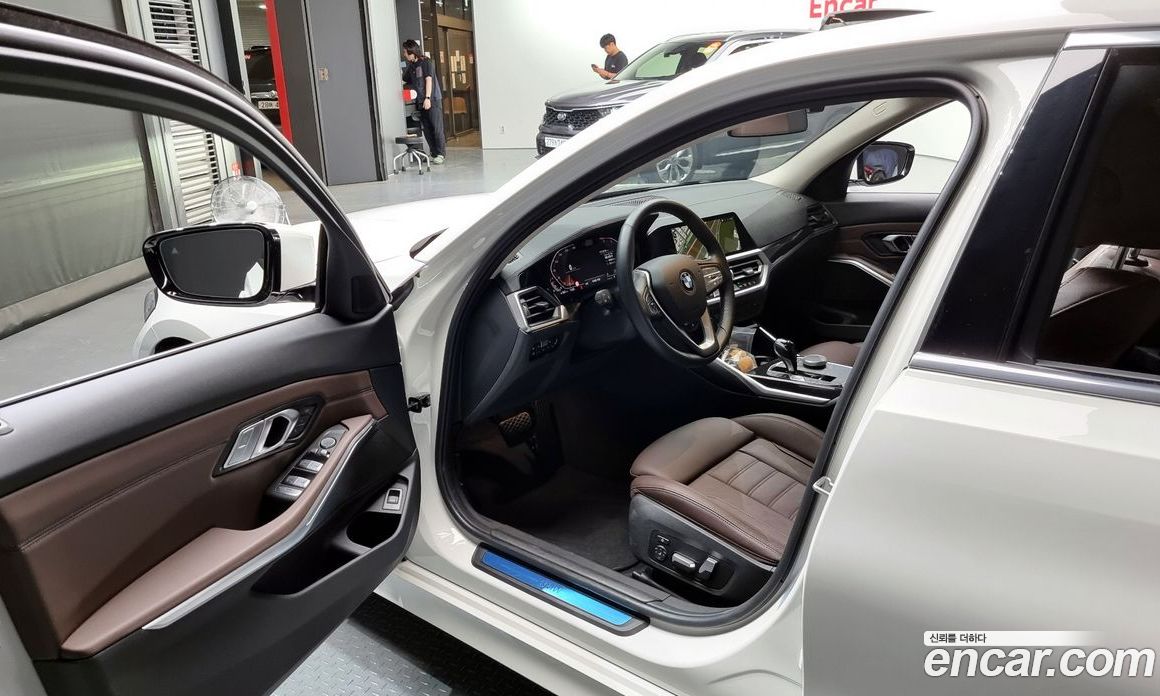 BMW 3-Series i320 Luxury