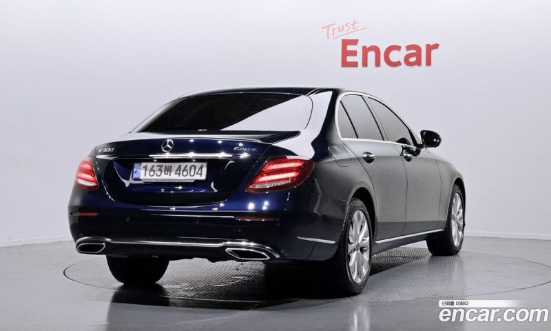 Mercedes Benz E-Class E300 4MATIC Exclusive