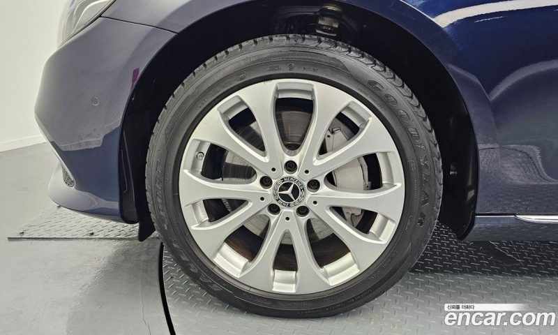 Mercedes Benz E-Class E300 4MATIC Exclusive