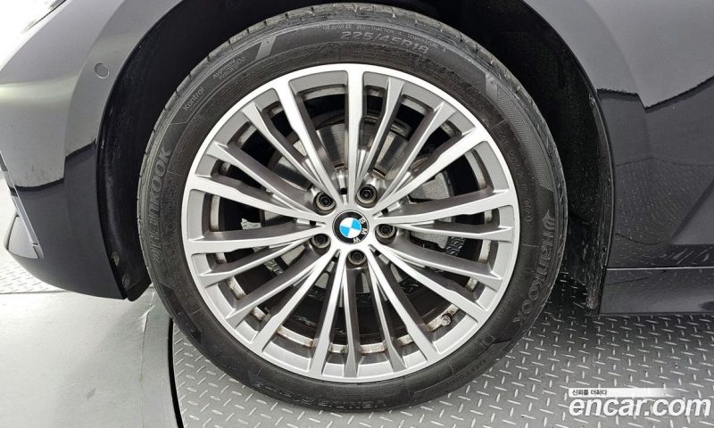 BMW 3-Series i320 Luxury
