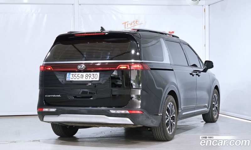 Kia Carnival 9-Seater Noblesse