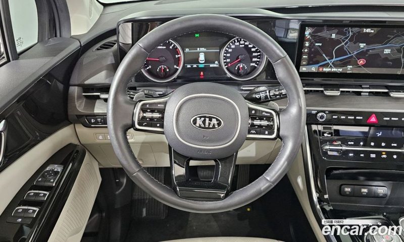 Kia Carnival 9-Seater Noblesse