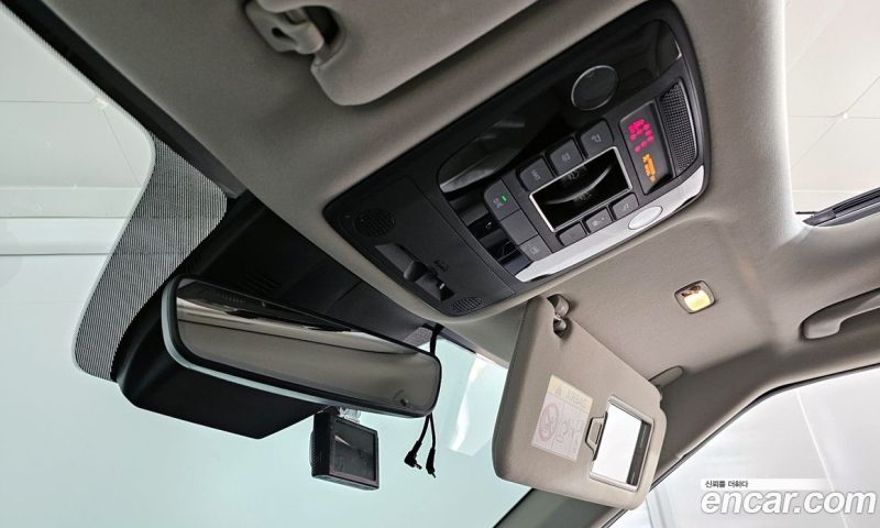 Kia Carnival 9-Seater Noblesse
