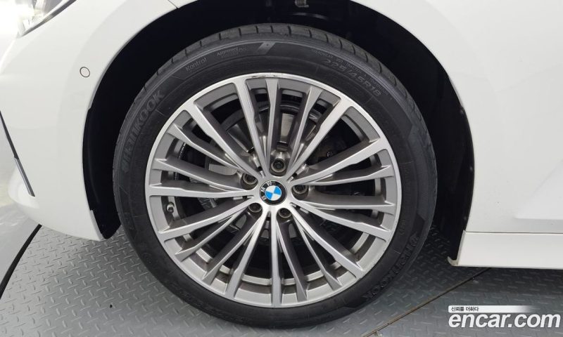 BMW 3-Series i320 Luxury