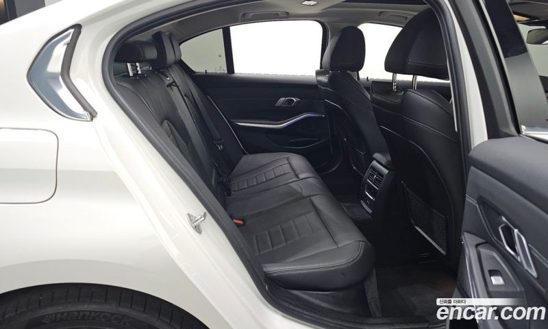 BMW 3-Series i320 Luxury