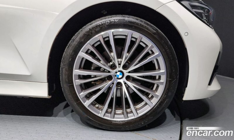 BMW 3-Series i320 Luxury