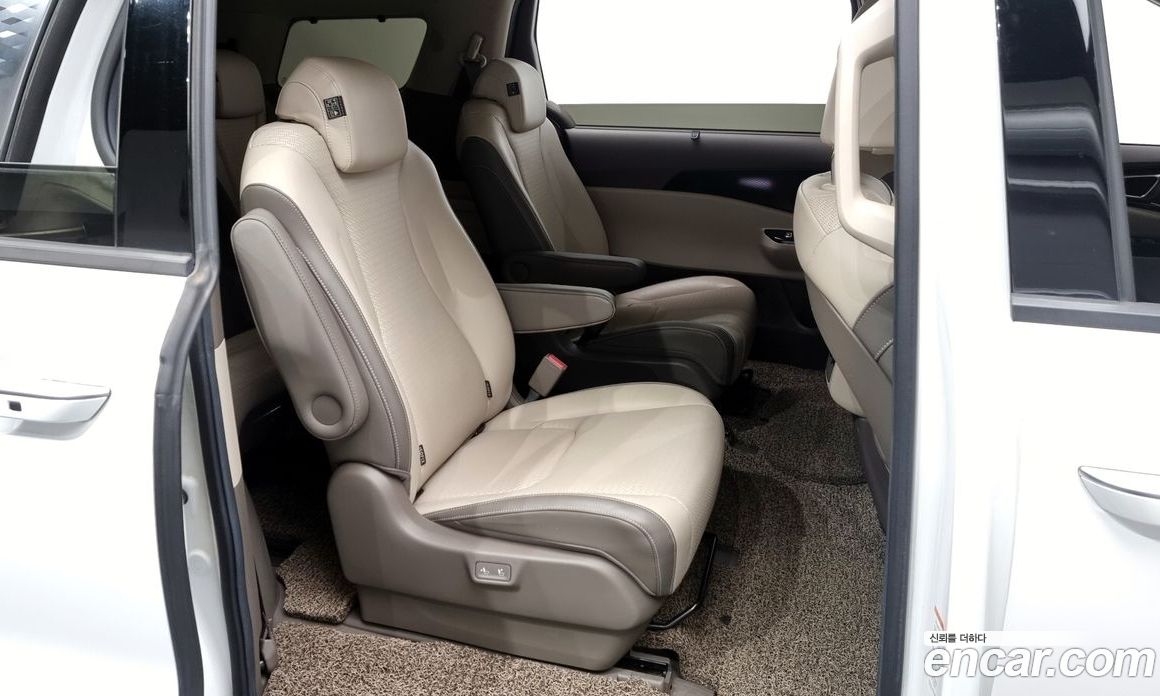 Kia Carnival 9-Seater Signature