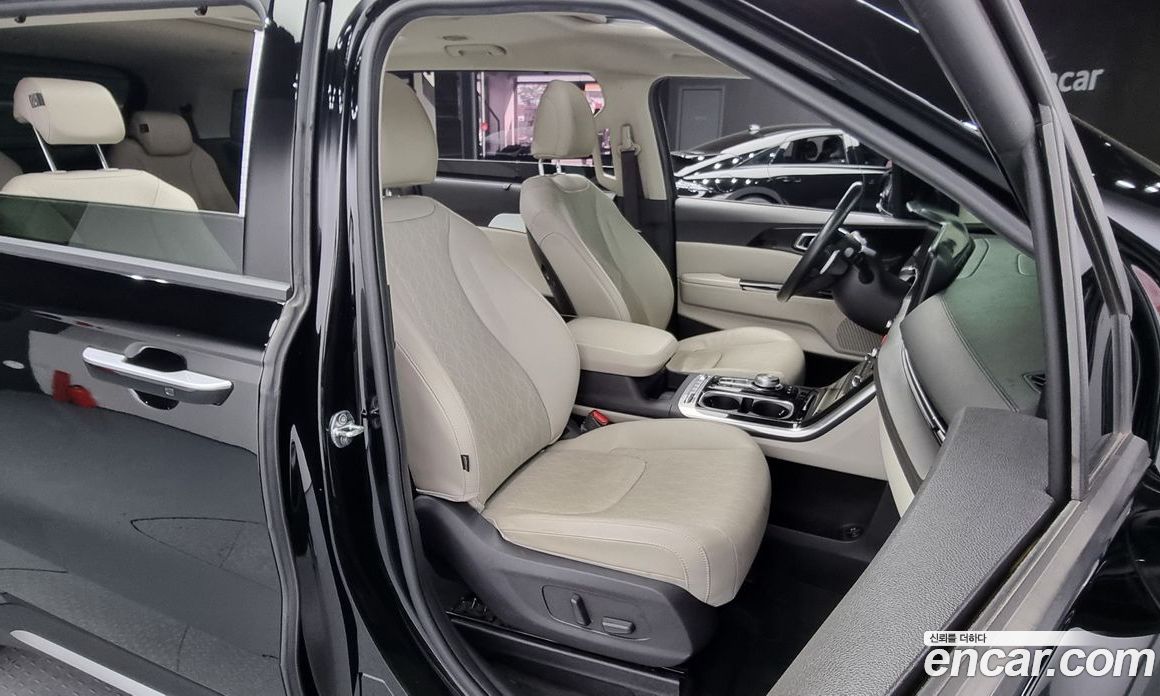 Kia Carnival 9-Seater Noblesse