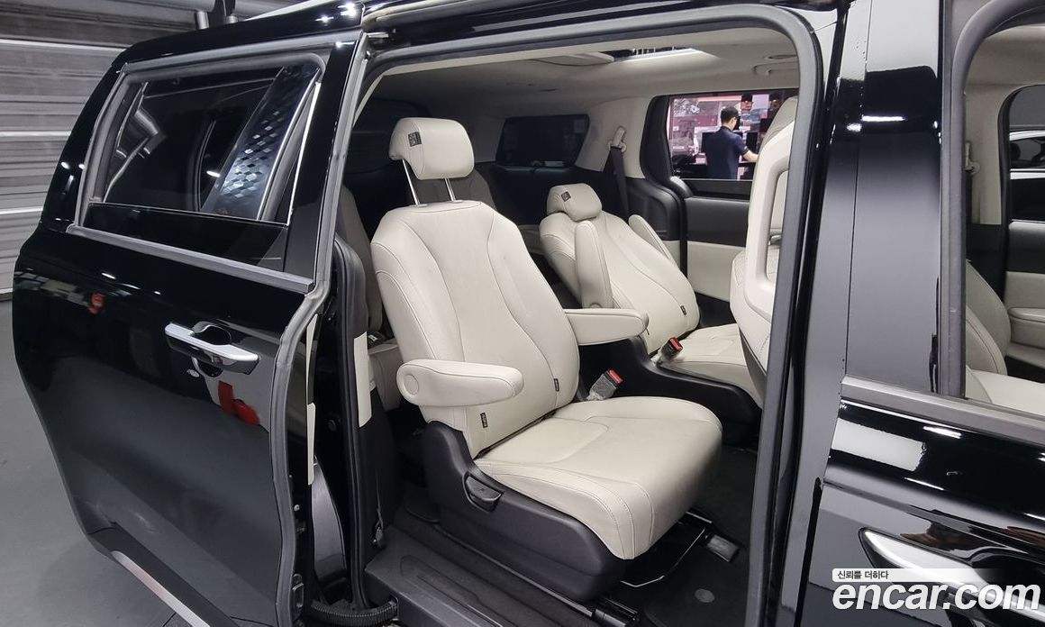 Kia Carnival 9-Seater Noblesse