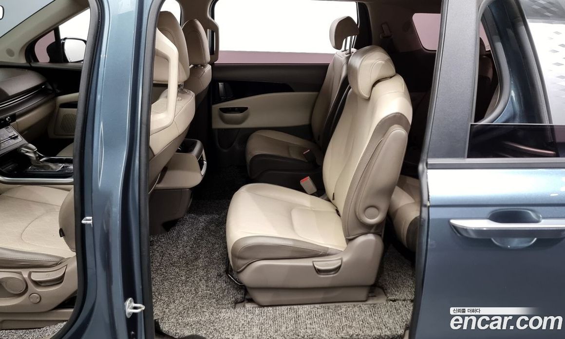 Kia Carnival 9-Seater Prestige
