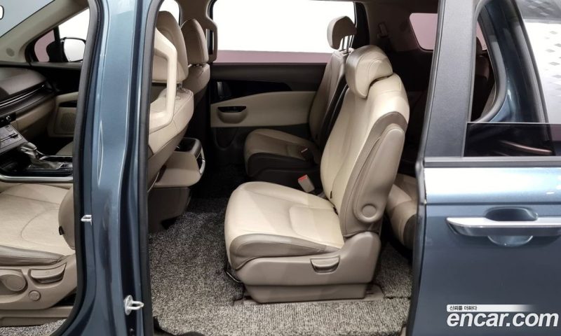 Kia Carnival 9-Seater Prestige