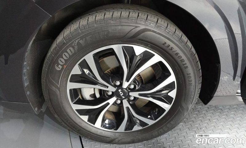 Kia Carnival 9-Seater Prestige