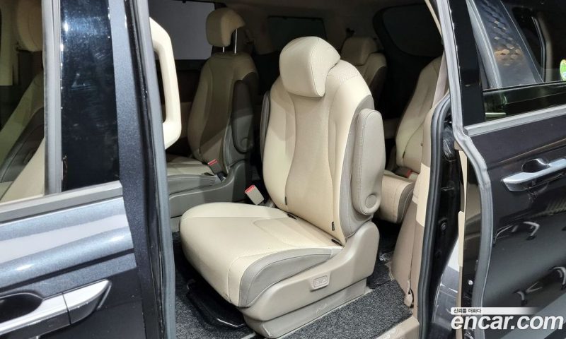 Kia Carnival 9-Seater Noblesse