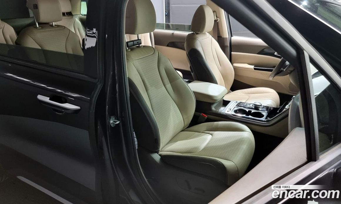 Kia Carnival 9-Seater Noblesse
