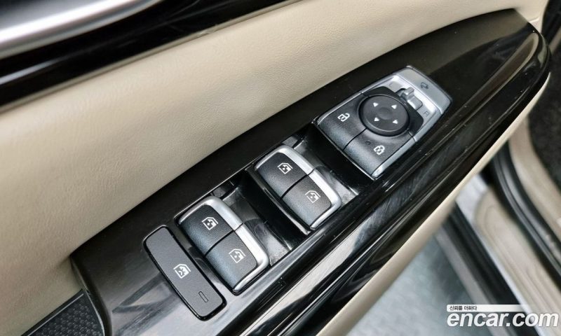 Kia Carnival 9-Seater Noblesse