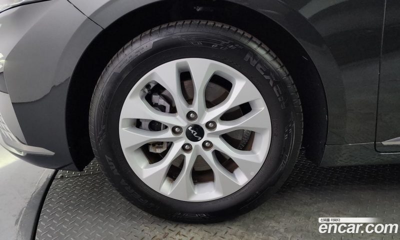Kia K8 2.5 Gasoline 2WD